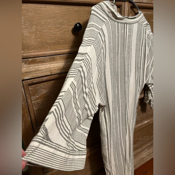 Universal Thread Kimono - Picture 3 of 4